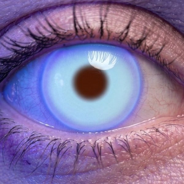 Lentilla de fantasía Glow UV puesta en el ojo (simulación) · LUPER