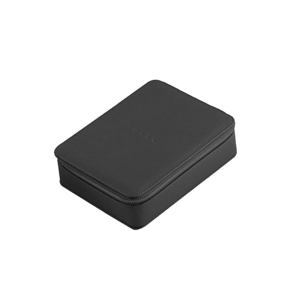 Portagafas en color negro para trasladar 3 gafas diferentes. Disponible en tres colores más: Azul, camel y negro