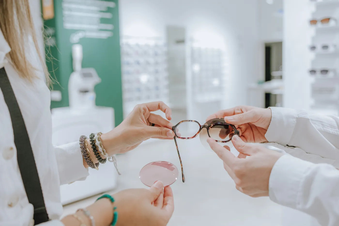Óptica de LUPER enseñando unas gafas a una clienta