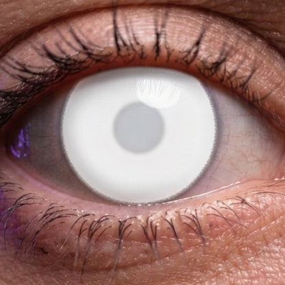Lentilla de fantasía New White puesta en el ojo (simulación) · LUPER