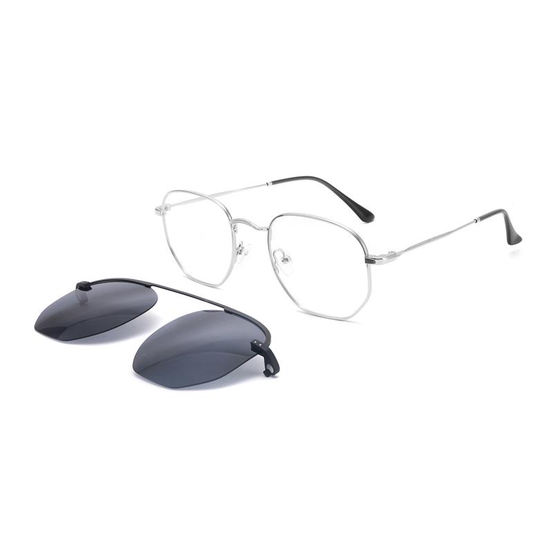 Lentes graduadas con montura metálica en color plata. Suplemento de visera para adaptar las gafas al sol. 